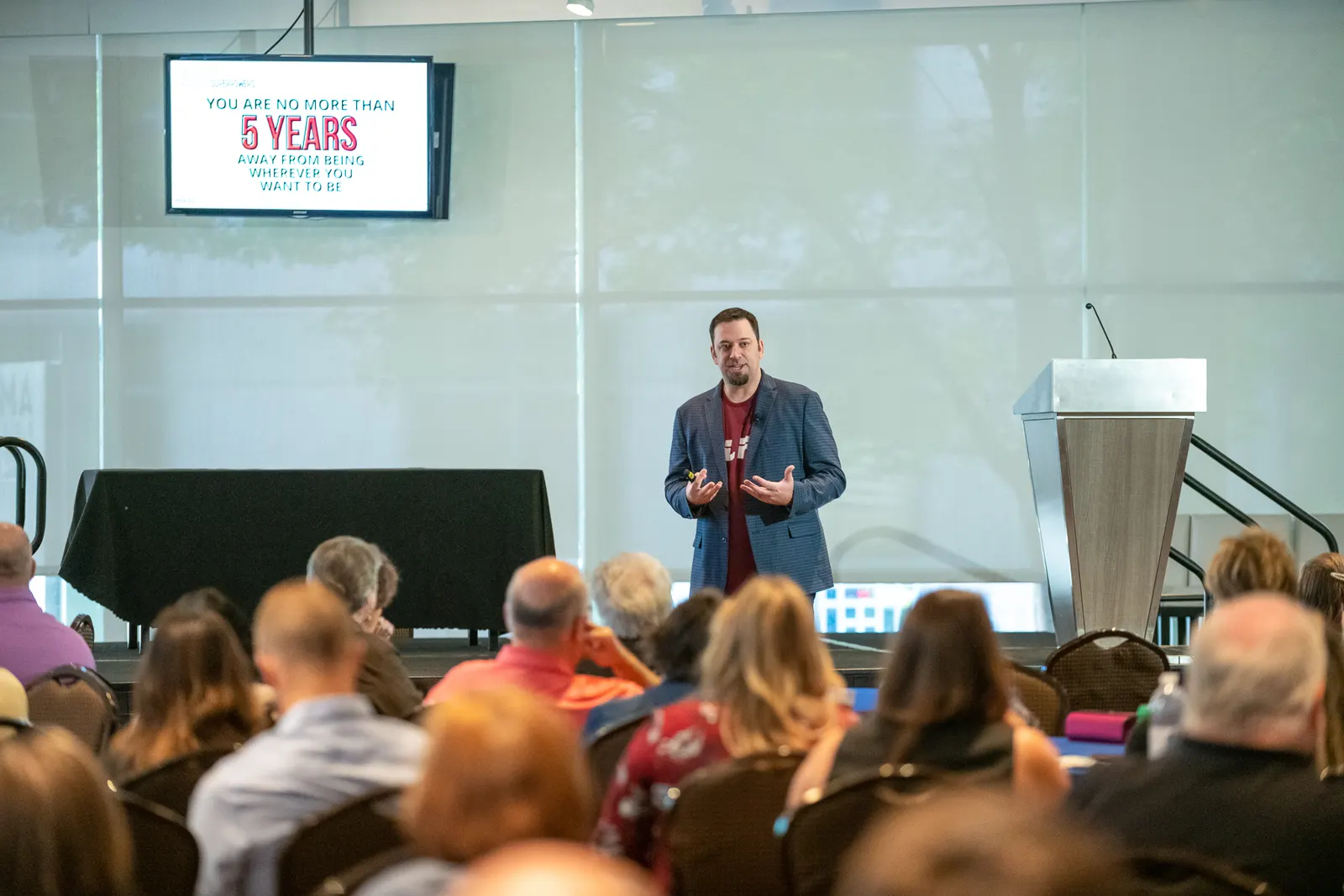 Jake Dixon coaching a live room of broker-owners